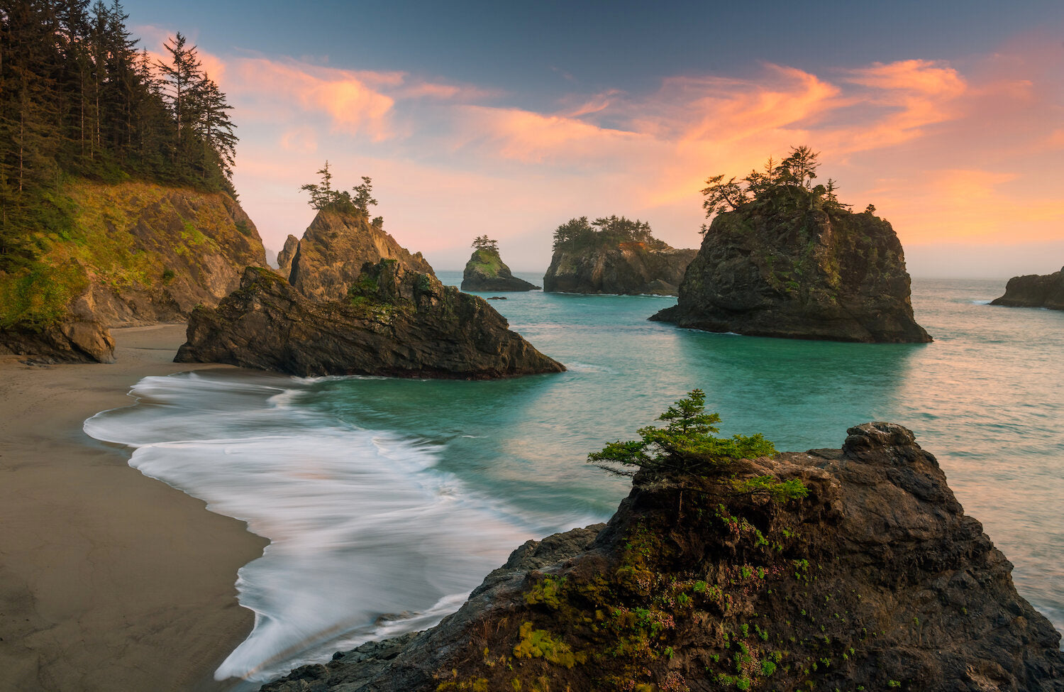 oOregon coastline with rocks and calm water